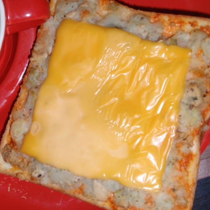 ポテサラのピリ辛チーズトースト